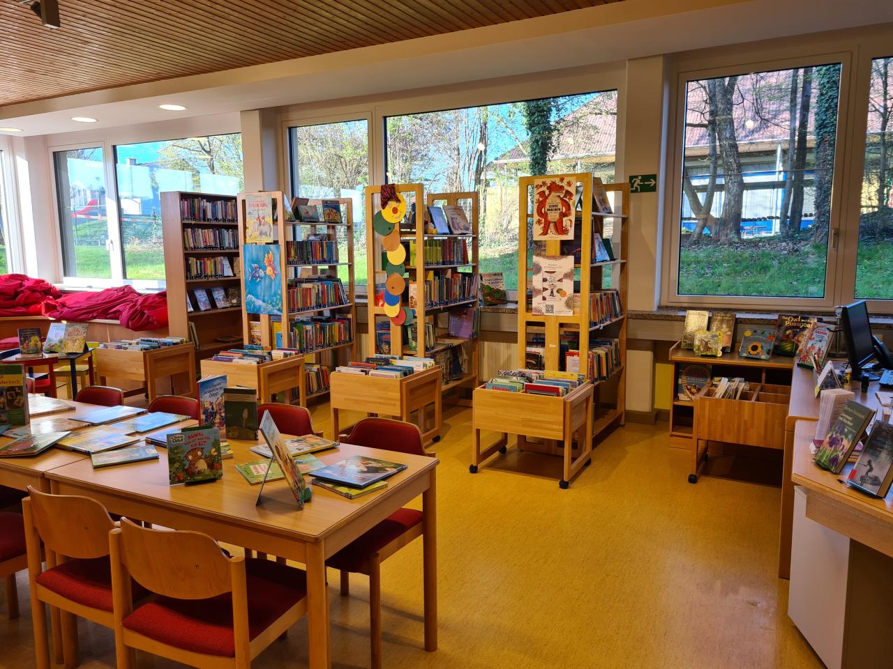 Foto Osterbücher am Tisch