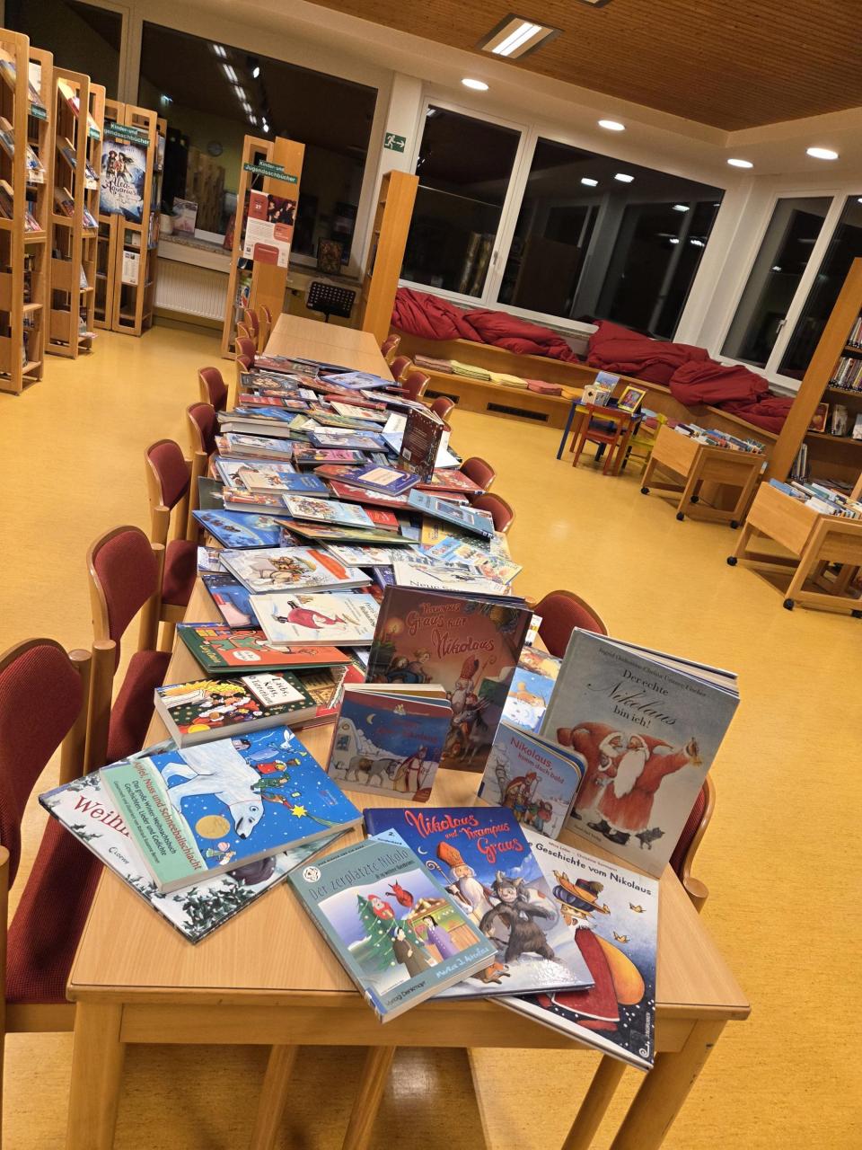 Foto Tisch mit Weihnachtsbüchern