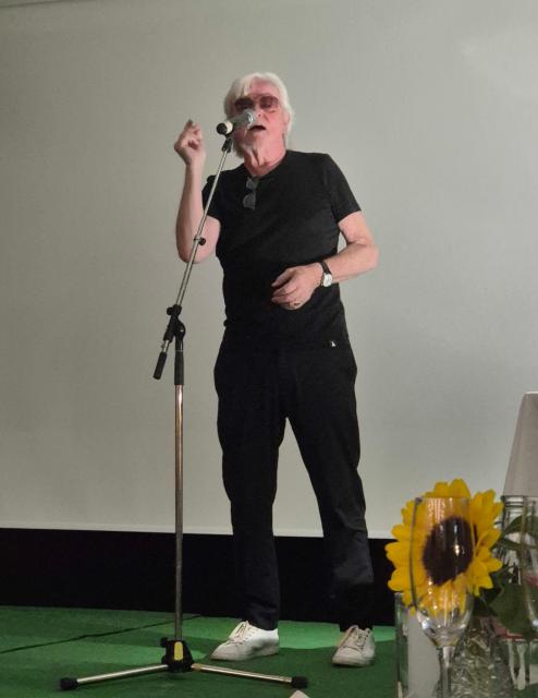 Reinhold Bilgeri singt
